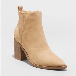 NWT Universal Thread Women’s Whitney Heeled Boots Pointed Toe Natural Beige Tan